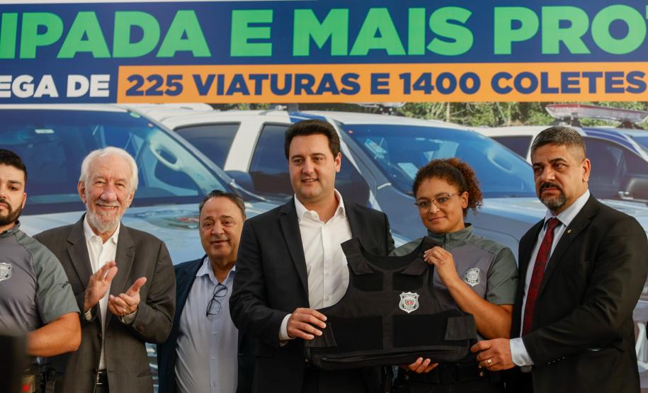 Governador Carlos Massa Ratinho Junior entrega viaturas e coletes para a Polícia Penal.