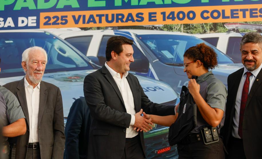 Governador Carlos Massa Ratinho Junior entrega viaturas e coletes para a Polícia Penal.