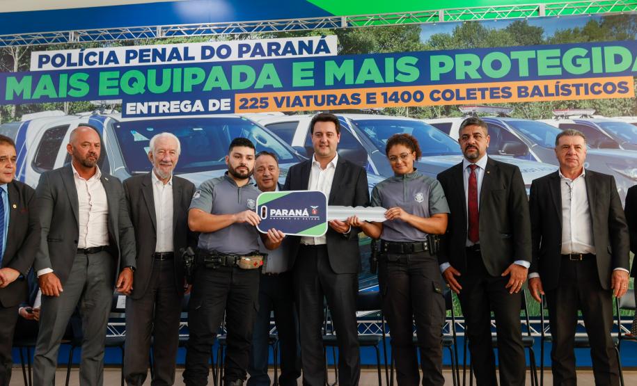 Governador Carlos Massa Ratinho Junior entrega viaturas e coletes para a Polícia Penal.