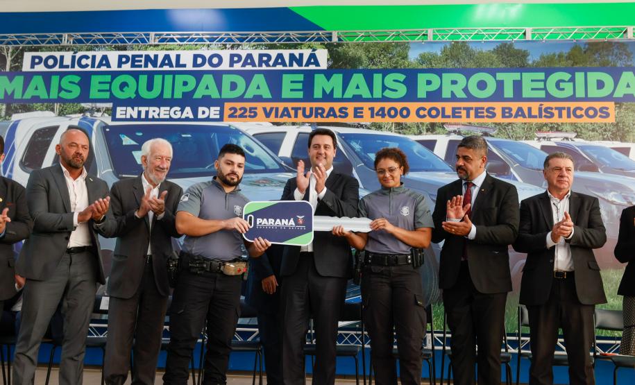 Governador Carlos Massa Ratinho Junior entrega viaturas e coletes para a Polícia Penal.