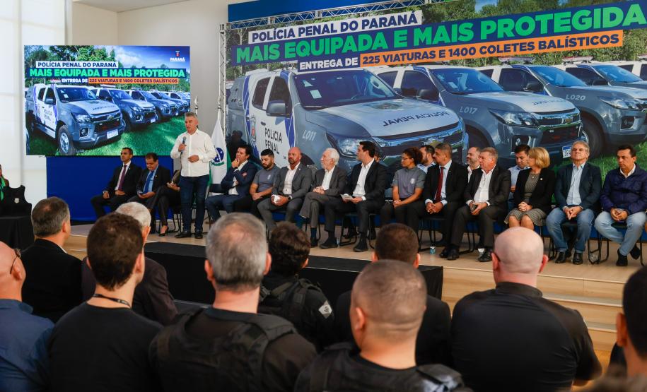 Governador Carlos Massa Ratinho Junior entrega viaturas e coletes para a Polícia Penal.