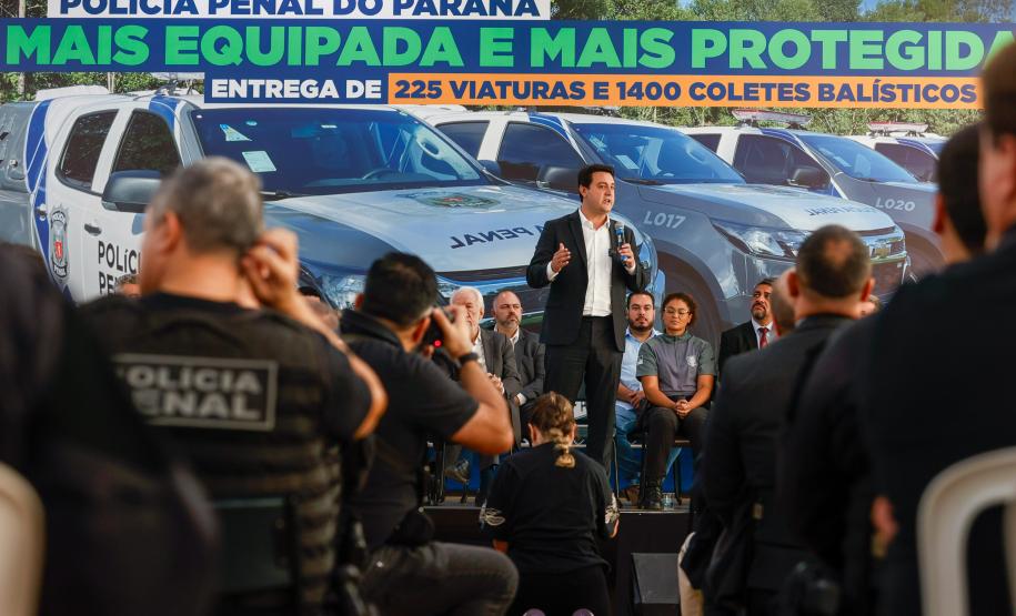 Governador Carlos Massa Ratinho Junior entrega viaturas e coletes para a Polícia Penal.