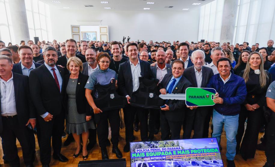 Governador Carlos Massa Ratinho Junior entrega viaturas e coletes para a Polícia Penal.