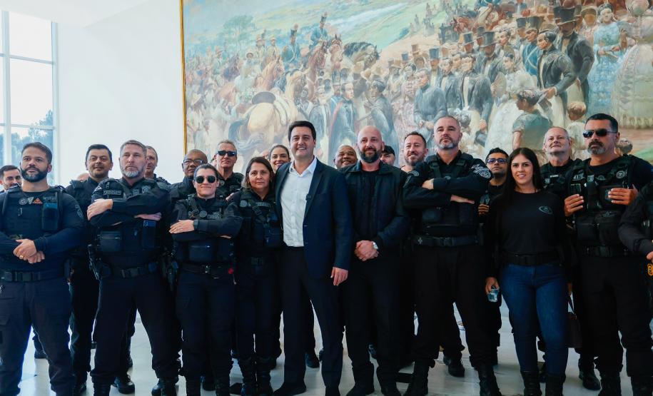 Governador Carlos Massa Ratinho Junior entrega viaturas e coletes para a Polícia Penal.