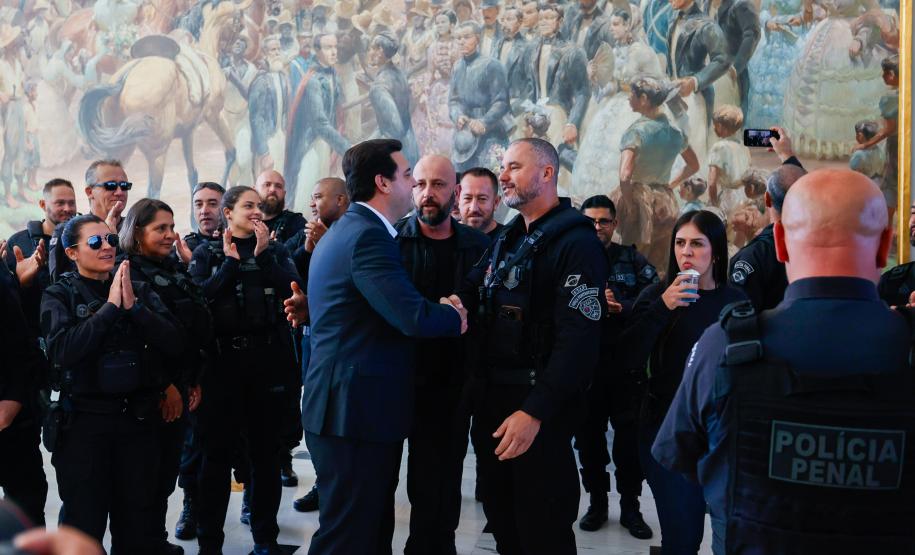 Governador Carlos Massa Ratinho Junior entrega viaturas e coletes para a Polícia Penal.