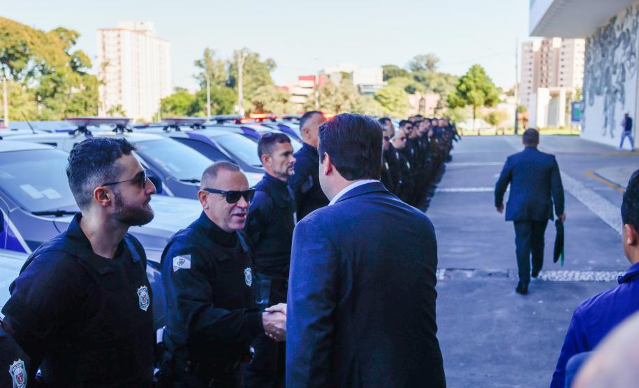 Governador Carlos Massa Ratinho Junior entrega viaturas e coletes para a Polícia Penal.