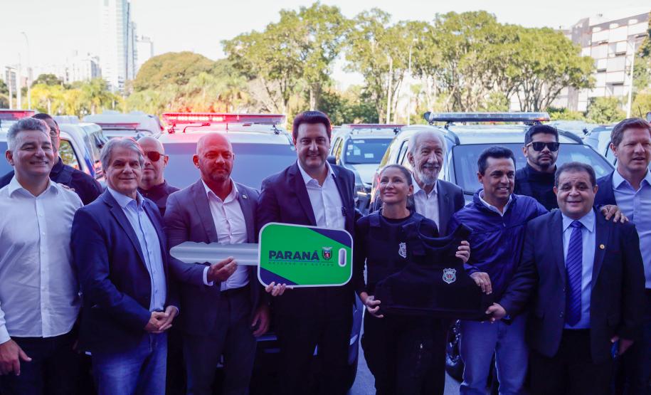 Governador Carlos Massa Ratinho Junior entrega viaturas e coletes para a Polícia Penal.