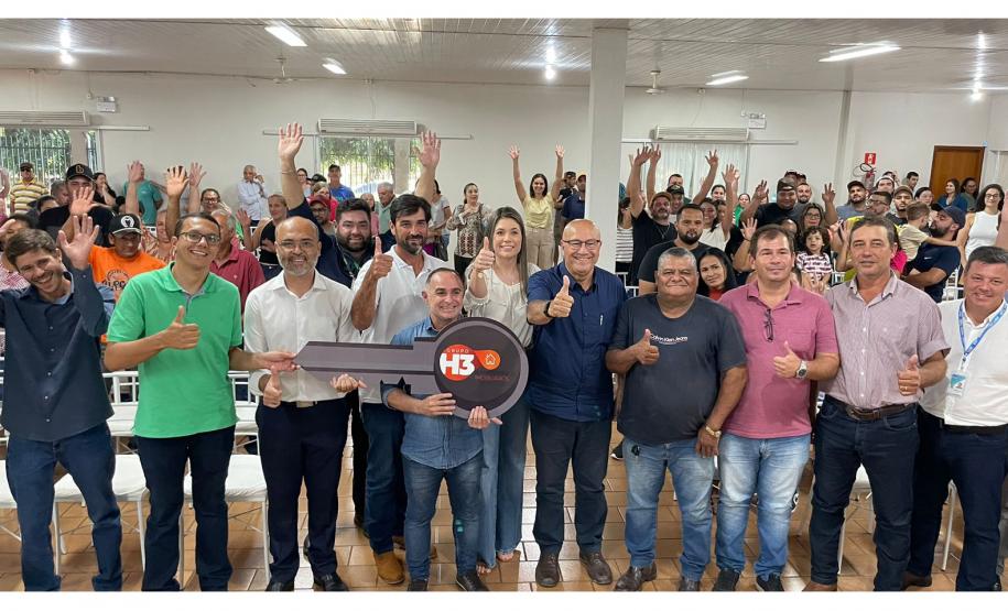 Cohapar entrega 30 casas e 45 escrituras públicas para famílias de Primeiro de Maio