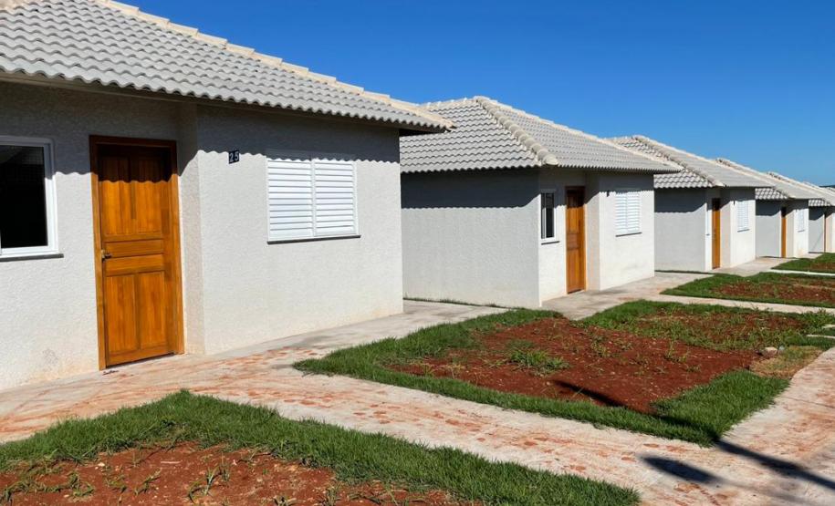 Cohapar entrega 30 casas e 45 escrituras públicas para famílias de Primeiro de Maio
