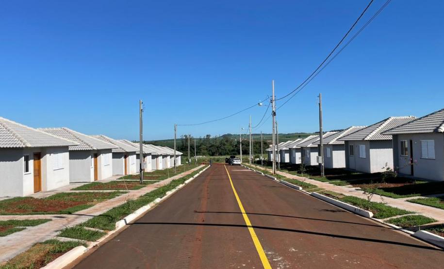 Cohapar entrega 30 casas e 45 escrituras públicas para famílias de Primeiro de Maio
