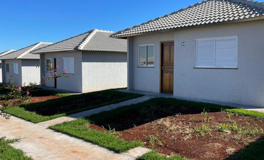 Cohapar entrega 30 casas e 45 escrituras públicas para famílias de Primeiro de Maio