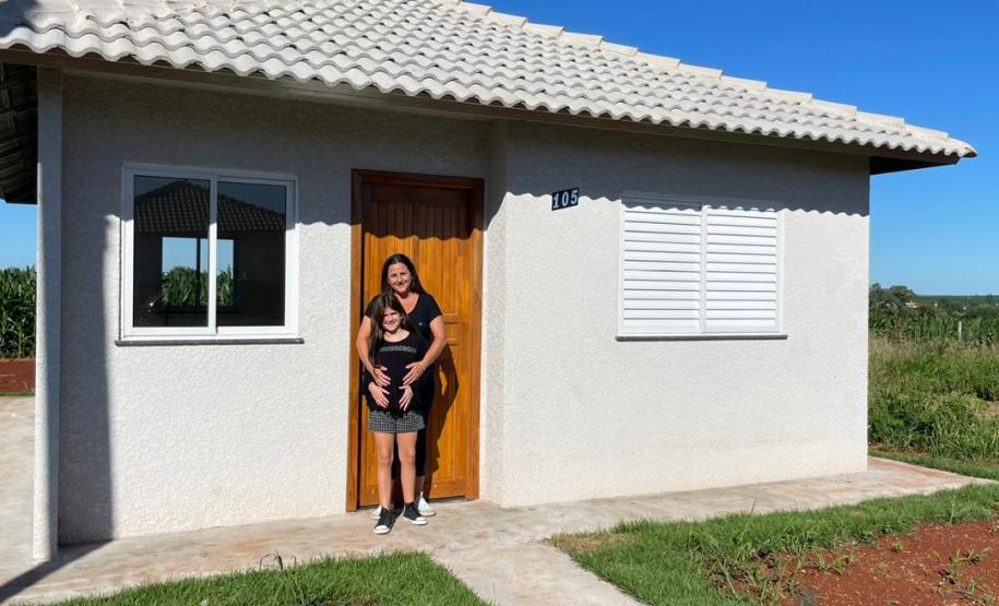 Cohapar entrega 30 casas e 45 escrituras públicas para famílias de Primeiro de Maio