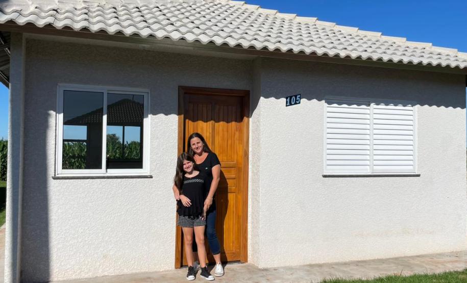 Cohapar entrega 30 casas e 45 escrituras públicas para famílias de Primeiro de Maio