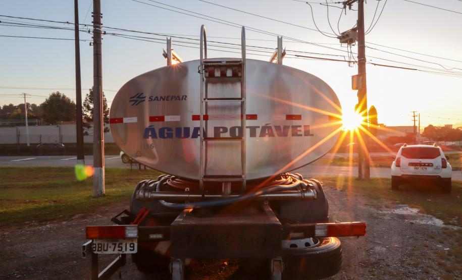 Sanepar envia caminhões-pipa para ajudar Rio Grande do Sul com abastecimento, na manhã desta terça-feira (7) cinco caminhões-pipa, cada um com capacidade para até 12 mil litros de água seguiram destino ao Sul.