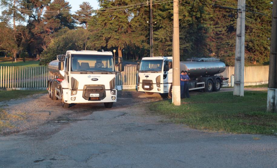 Sanepar envia caminhões-pipa para ajudar Rio Grande do Sul com abastecimento, na manhã desta terça-feira (7) cinco caminhões-pipa, cada um com capacidade para até 12 mil litros de água seguiram destino ao Sul.