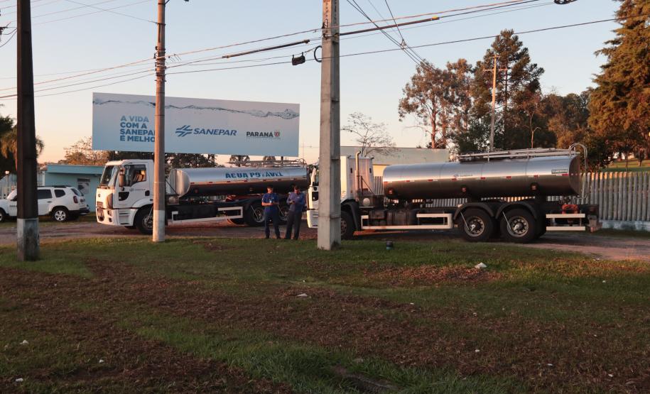 Sanepar envia caminhões-pipa para ajudar Rio Grande do Sul com abastecimento, na manhã desta terça-feira (7) cinco caminhões-pipa, cada um com capacidade para até 12 mil litros de água seguiram destino ao Sul.