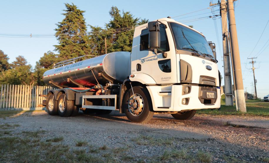 Sanepar envia caminhões-pipa para ajudar Rio Grande do Sul com abastecimento, na manhã desta terça-feira (7) cinco caminhões-pipa, cada um com capacidade para até 12 mil litros de água seguiram destino ao Sul.