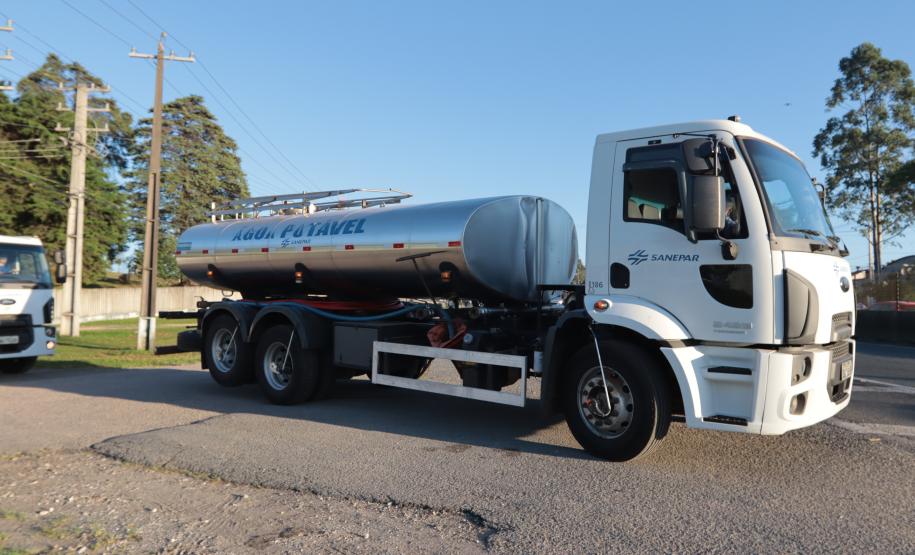 Sanepar envia caminhões-pipa para ajudar Rio Grande do Sul com abastecimento, na manhã desta terça-feira (7) cinco caminhões-pipa, cada um com capacidade para até 12 mil litros de água seguiram destino ao Sul.