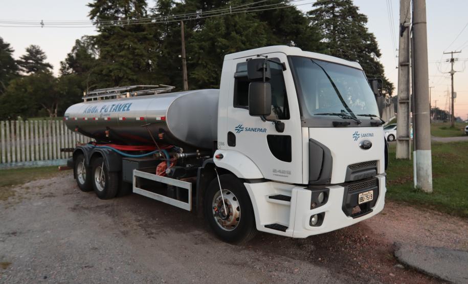 Sanepar envia caminhões-pipa para ajudar Rio Grande do Sul com abastecimento, na manhã desta terça-feira (7) cinco caminhões-pipa, cada um com capacidade para até 12 mil litros de água seguiram destino ao Sul.