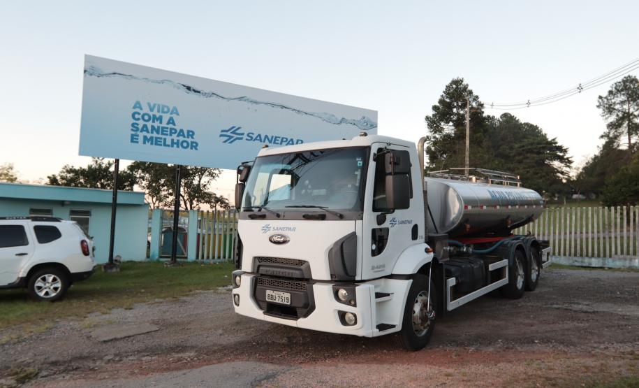 Sanepar envia caminhões-pipa para ajudar Rio Grande do Sul com abastecimento, na manhã desta terça-feira (7) cinco caminhões-pipa, cada um com capacidade para até 12 mil litros de água seguiram destino ao Sul.