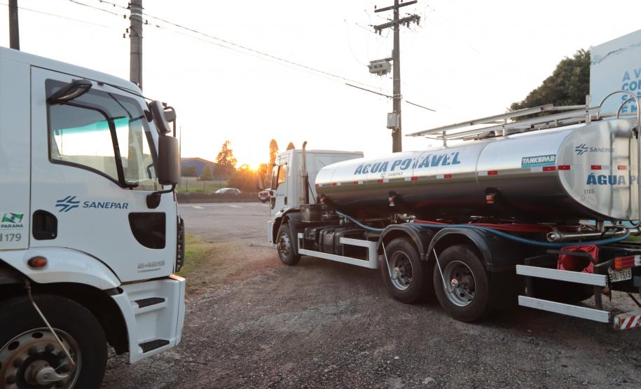 Sanepar envia caminhões-pipa para ajudar Rio Grande do Sul com abastecimento, na manhã desta terça-feira (7) cinco caminhões-pipa, cada um com capacidade para até 12 mil litros de água seguiram destino ao Sul.