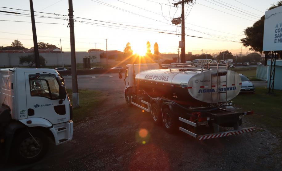 Sanepar envia caminhões-pipa para ajudar Rio Grande do Sul com abastecimento, na manhã desta terça-feira (7) cinco caminhões-pipa, cada um com capacidade para até 12 mil litros de água seguiram destino ao Sul.