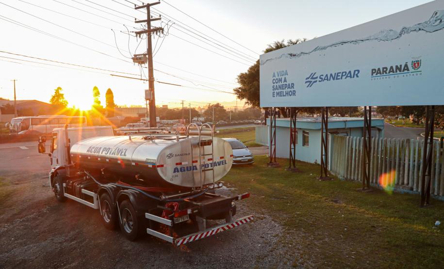 Sanepar envia caminhões-pipa para ajudar Rio Grande do Sul com abastecimento, na manhã desta terça-feira (7) cinco caminhões-pipa, cada um com capacidade para até 12 mil litros de água seguiram destino ao Sul.