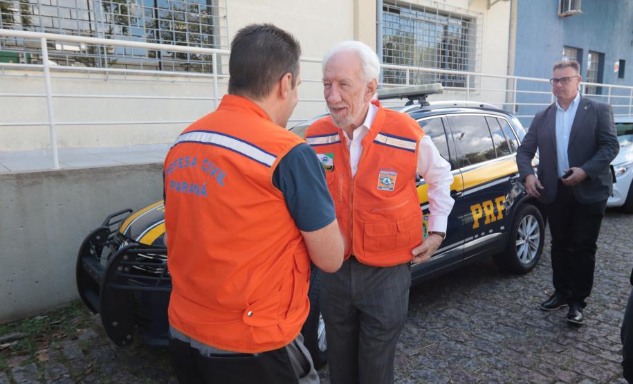 Governador em exercício Darci Piana acompanha a saída dos caminhões que levam as doações para o Rio Grande do Sul.