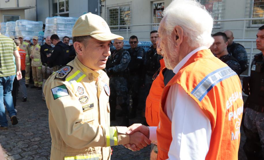 Governador em exercício Darci Piana acompanha a saída dos caminhões que levam as doações para o Rio Grande do Sul.