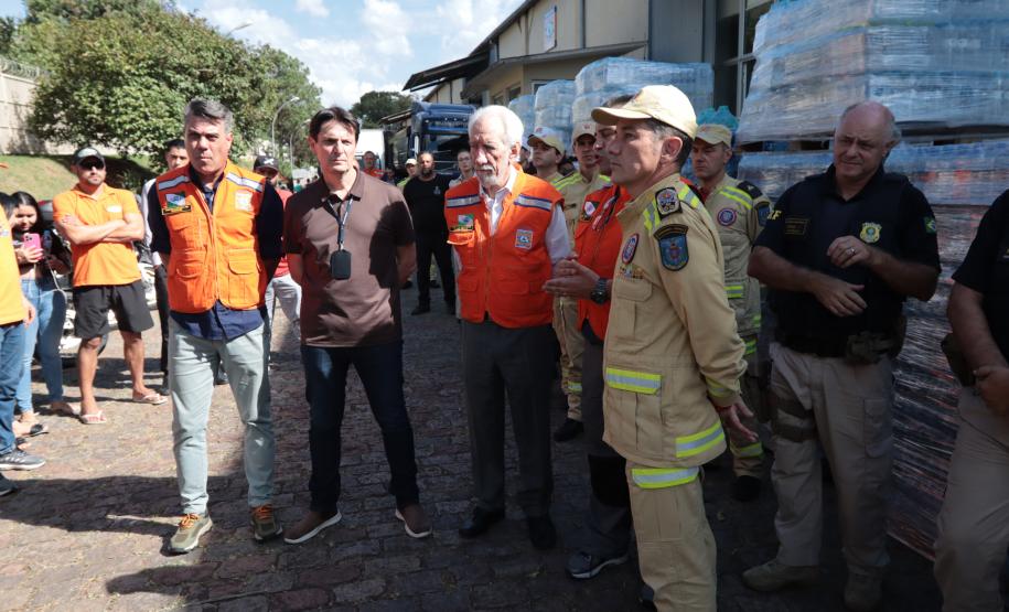 Governador em exercício Darci Piana acompanha a saída dos caminhões que levam as doações para o Rio Grande do Sul.