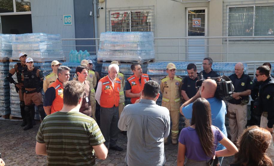 Governador em exercício Darci Piana acompanha a saída dos caminhões que levam as doações para o Rio Grande do Sul.