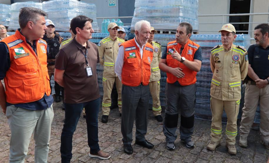 Governador em exercício Darci Piana acompanha a saída dos caminhões que levam as doações para o Rio Grande do Sul.