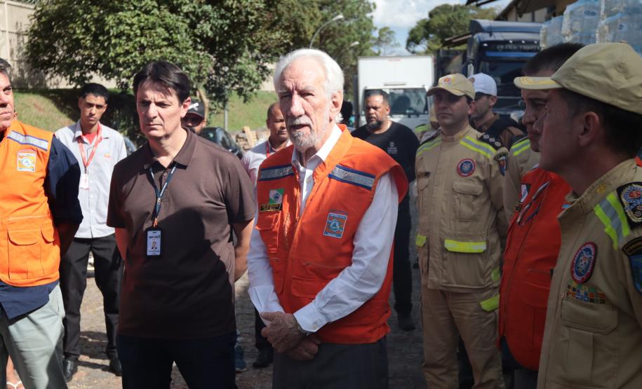 Governador em exercício Darci Piana acompanha a saída dos caminhões que levam as doações para o Rio Grande do Sul.
