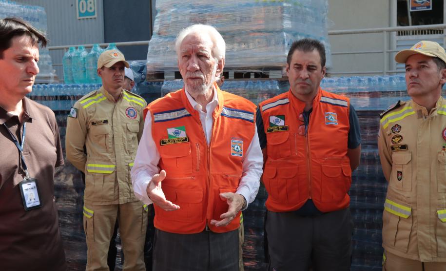 Governador em exercício Darci Piana acompanha a saída dos caminhões que levam as doações para o Rio Grande do Sul.