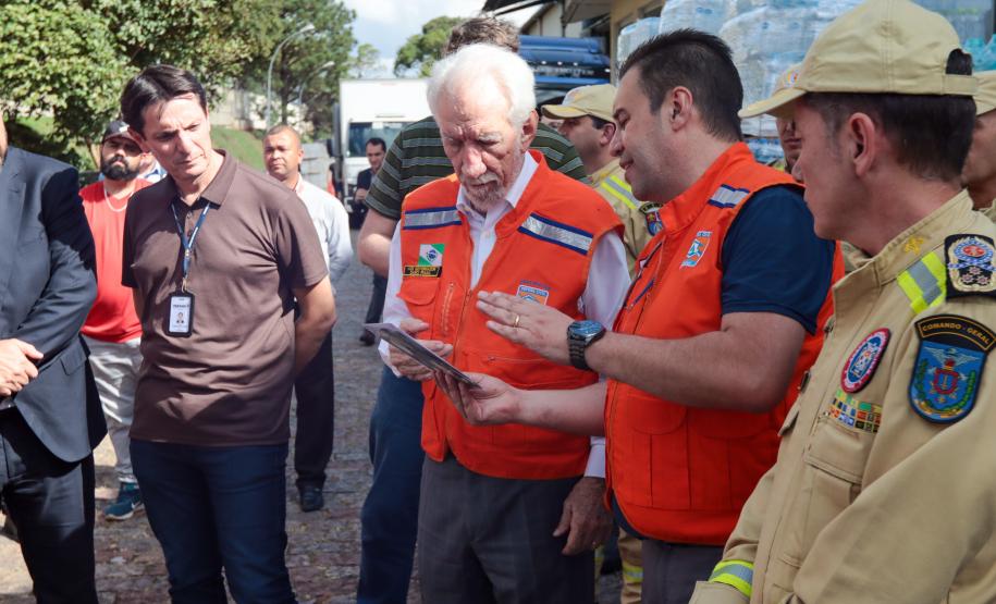 Governador em exercício Darci Piana acompanha a saída dos caminhões que levam as doações para o Rio Grande do Sul.