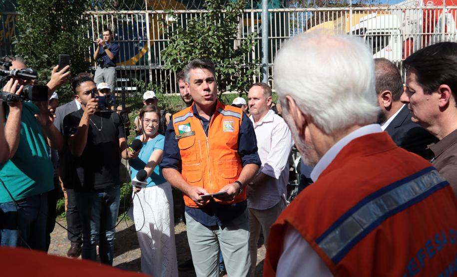 Governador em exercício Darci Piana acompanha a saída dos caminhões que levam as doações para o Rio Grande do Sul.