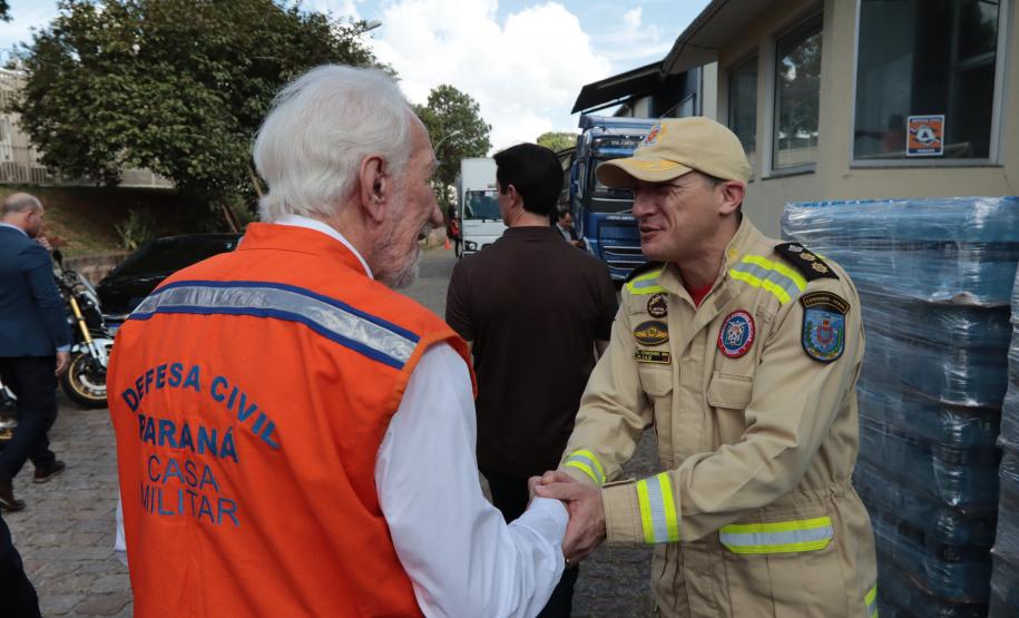 Governador em exercício Darci Piana acompanha a saída dos caminhões que levam as doações para o Rio Grande do Sul.
