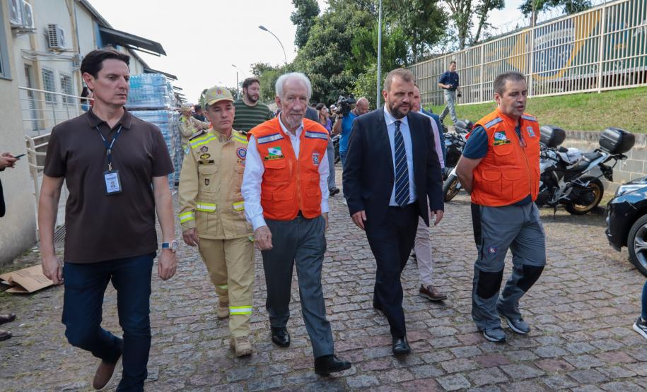 Governador em exercício Darci Piana acompanha a saída dos caminhões que levam as doações para o Rio Grande do Sul.