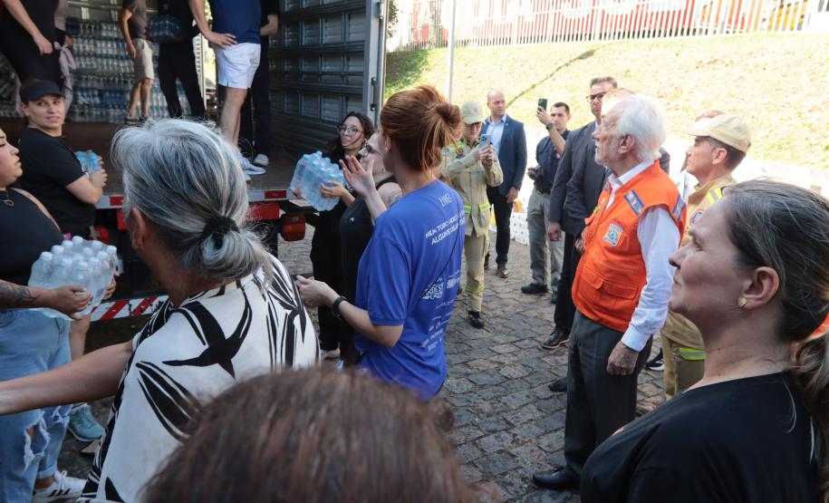 Governador em exercício Darci Piana acompanha a saída dos caminhões que levam as doações para o Rio Grande do Sul.