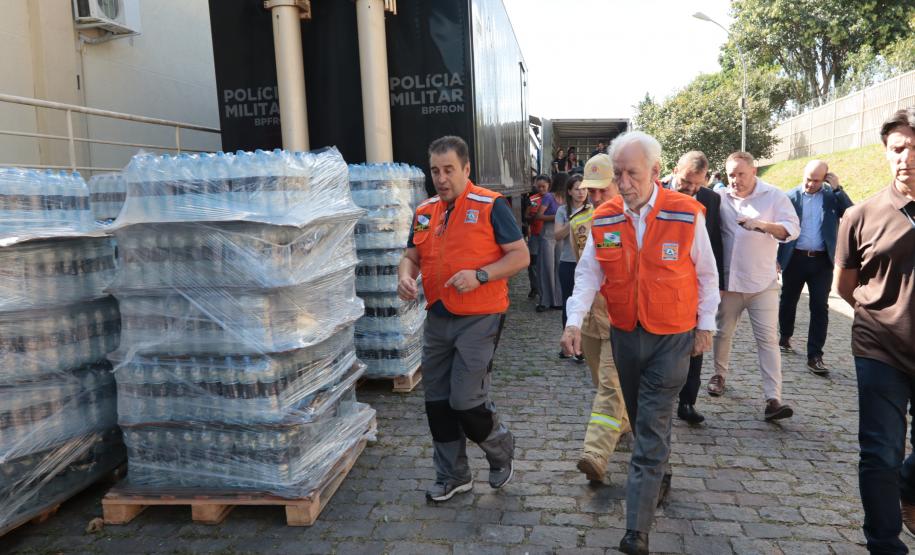 Governador em exercício Darci Piana acompanha a saída dos caminhões que levam as doações para o Rio Grande do Sul.