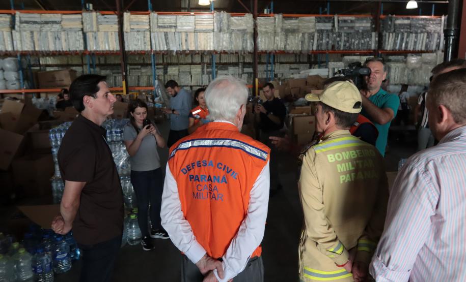 Governador em exercício Darci Piana acompanha a saída dos caminhões que levam as doações para o Rio Grande do Sul.