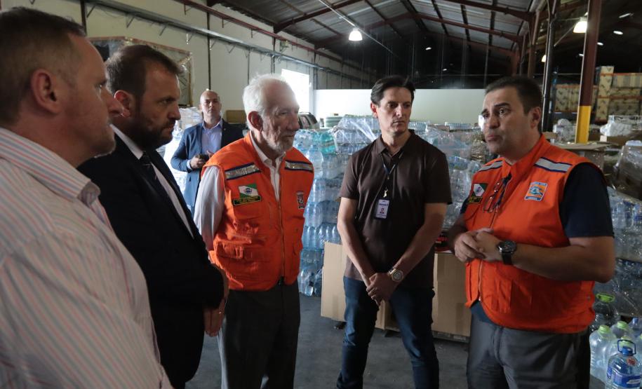 Governador em exercício Darci Piana acompanha a saída dos caminhões que levam as doações para o Rio Grande do Sul.