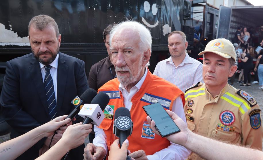 Governador em exercício Darci Piana acompanha a saída dos caminhões que levam as doações para o Rio Grande do Sul.