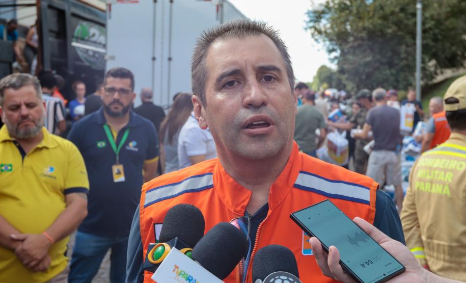 Governador em exercício Darci Piana acompanha a saída dos caminhões que levam as doações para o Rio Grande do Sul.