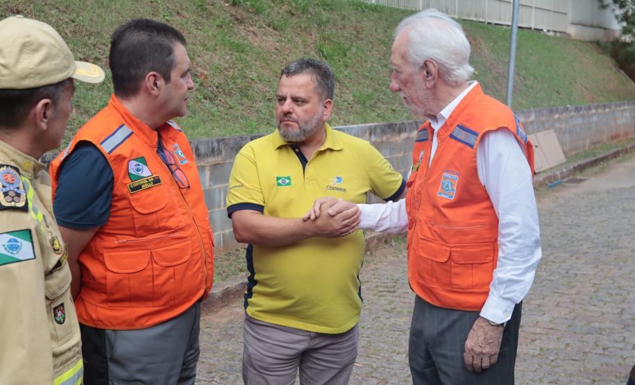 Governador em exercício Darci Piana acompanha a saída dos caminhões que levam as doações para o Rio Grande do Sul.