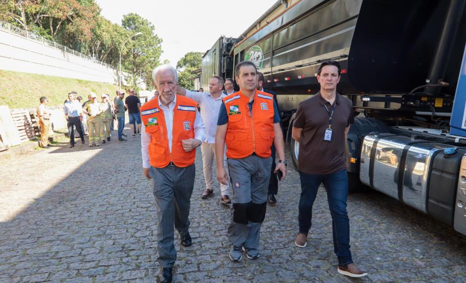 Governador em exercício Darci Piana acompanha a saída dos caminhões que levam as doações para o Rio Grande do Sul.