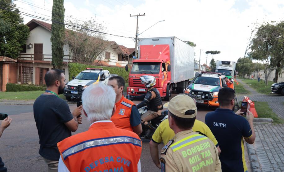 Governador em exercício Darci Piana acompanha a saída dos caminhões que levam as doações para o Rio Grande do Sul.