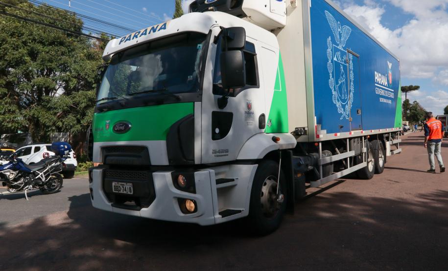 Governador em exercício Darci Piana acompanha a saída dos caminhões que levam as doações para o Rio Grande do Sul.