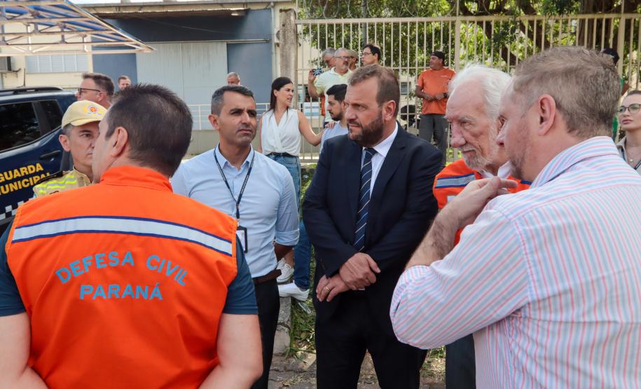 Governador em exercício Darci Piana acompanha a saída dos caminhões que levam as doações para o Rio Grande do Sul.