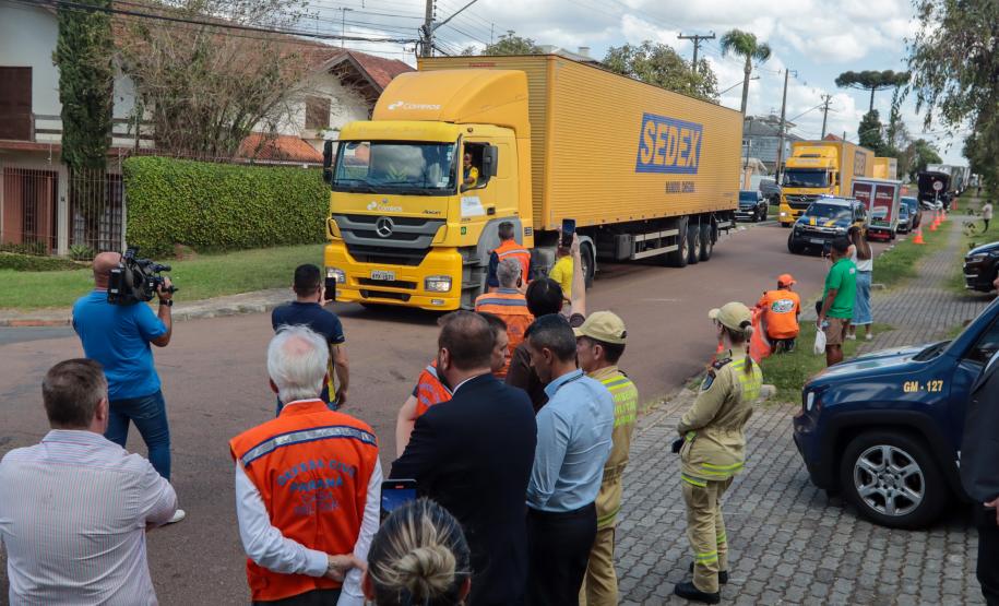 Governador em exercício Darci Piana acompanha a saída dos caminhões que levam as doações para o Rio Grande do Sul.